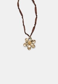 Collana con un cordino in tessuto marrone e un pendente a forma di fiore in materiali dorati e trasparenti, caratterizzato da dettagli simili a petali e un accento centrale.
