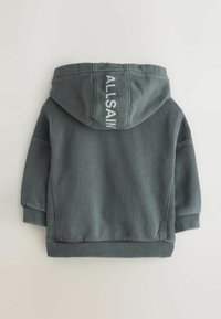 Felpa con cappuccio in materiale grigio scuro, caratterizzata da una finitura testurizzata, polsini e orlo a coste, con il logo "ALLSAINTS" stampato verticalmente sul cappuccio.