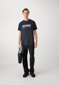Tommy Hilfiger FADE TEE - Majica kratkih rukava s printom - desert sky