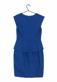 Modrá peplum šaty s krátkými rukávy, strukturovaný tvar, zipové zapínání na zádech, vyrobené z texturované látky.