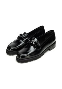 Zwarte gepatineerde loafers met een chunky kettingaccent. Glad, glanzend oppervlak; ronde neus; lage, textuur rubberen zool voor grip.