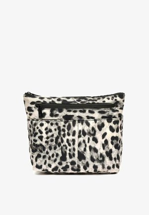 Petite pochette rectangulaire avec motif léopard noir et blanc et poche zippée à l'avant.