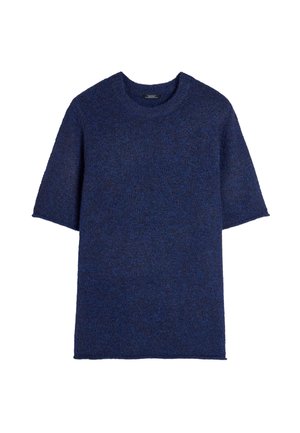 Granatowy sweter z krótkim rękawem, wykonany z fakturowanego materiału dzianinowego, o okrągłym dekolcie i luźnym kroju. Prosty, bezszwowy fason.