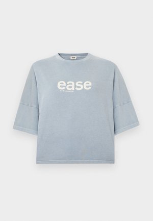 Hellblaues Baumwoll-T-Shirt mit kurzen, weiten Ärmeln und rundem Ausschnitt. Mit dem Schriftzug "ease" in Weiß und einer dezenten Textur.
