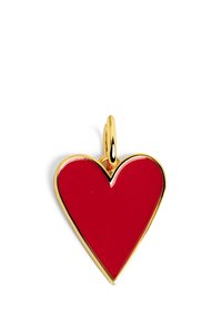 Pendentif en forme de cœur émaillé rouge avec une bordure en métal doré et un anneau. Surface lisse, finition brillante et forme à pointe en bas.