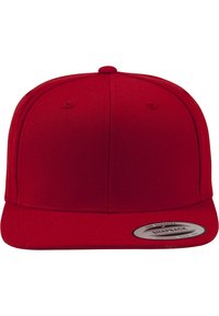 Rode snapback pet gemaakt van textuurstof met een platte rand, met een ronde merklabel aan de voorkant aan de linkerkant.