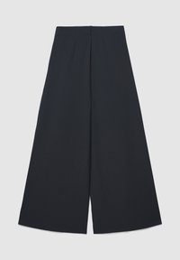 Weite Hose aus dunkelblauem Stoff mit glatter Textur, elastischem Bund und vorderen Falten für zusätzlichen Detail.