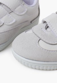 Scarpe in suede e pelle grigie con cinturini in velcro; ritagli circolari sui lati; superficie testurizzata; suola in gomma con scanalature per la trazione.