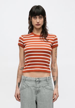 Ριγέ κοντομάνικη μπλούζα σε σκουρό πορτοκαλί με λευκές οριζόντιες ρίγες. Ριμπ ύφανση, στρογγυλή λαιμόκοψη, cropped σχέδιο.