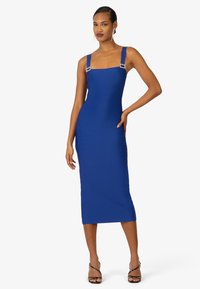 Robe midi ajustée bleue avec décolleté carré, larges bretelles avec quincaillerie carrée en argent et texture lisse.