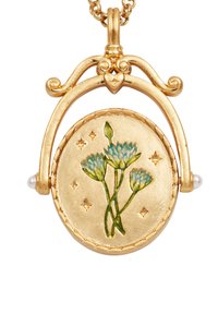 Ciondolo d'oro a forma ovale con un intricato motivo floreale in blu e verde. Decorato con piccole stelle e dettagli in perla.
