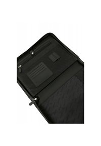 La custodia nera per laptop presenta un compartimento con zip, molteplici slot per carte e una finitura in pelle liscia con un delicato motivo del logo sulla fodera interna.