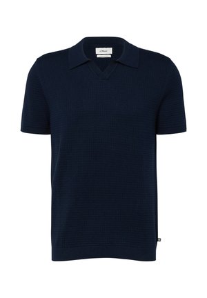 Polo bleu marine à manches courtes en tissu texturé, col en V ouvert, avec une petite étiquette de marque sur l'ourlet latéral.