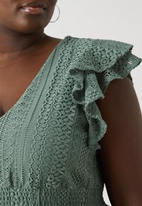 Vero Moda Curve VMHONEY V NECK DRESS  - Robe de jour - laurel wreath