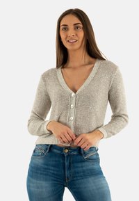 Cardigan a maglia grigio chiaro con scollatura a V, maniche lunghe e quattro bottoni bianchi sul davanti. Leggera lucentezza su tutta la stoffa.
