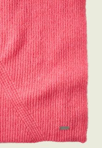 Sciarpa rosa lavorata a maglia in morbido filato. Presenta una texture a coste con un'etichetta decorativa di tonalità argento lungo il bordo inferiore.