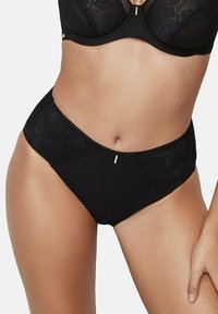 Hoge taille zwarte panties met een combinatie van gladde stof en kantpanelen, versierd met metalen details en getextureerde accenten.