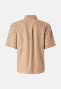 Camicia a maniche corte color marrone chiaro con strisce verticali bianche, dotata di colletto classico e di una piega posteriore per maggiore libertà di movimento.