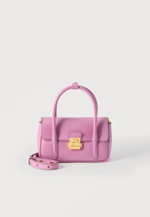 Petit sac à main en cuir rose avec des poignées arrondies, une bandoulière amovible et un fermoir à verrou doré sur fond blanc.