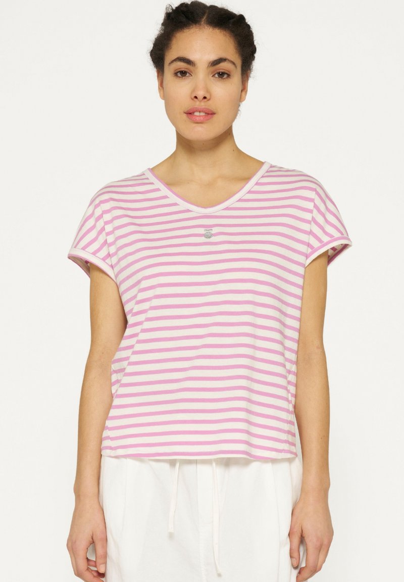 Roze en witte gestreepte T-shirt met korte mouwen en een V-hals, gemaakt van zachte stof, met een klein embleem op de borst.