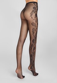 Czarne rajstopy z siateczki z kwiatowym wzorem na zewnętrznej stronie, o teksturowanym wykończeniu i półprzezroczystych sekcjach.