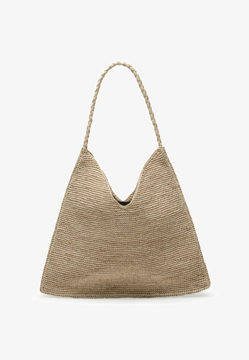 Geweven strooktas in neutraal beige, met een V-vormige opening, gevlochten handvat en een gestructureerd oppervlak, ontworpen voor een casual esthetiek.