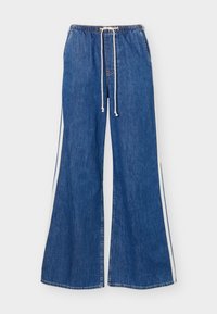 Pantalones de mezclilla azul de pierna ancha con cintura elástica, cordón blanco y rayas blancas en los costados, mostrados sobre un fondo blanco.