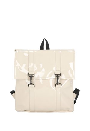 Mochila brillante de color crema con dos cierres de gancho negros, correas ajustables y asa superior para llevar.