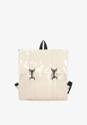 Zaino lucido color crema con due chiusure a uncino nere, spallacci regolabili e maniglia superiore per il trasporto.