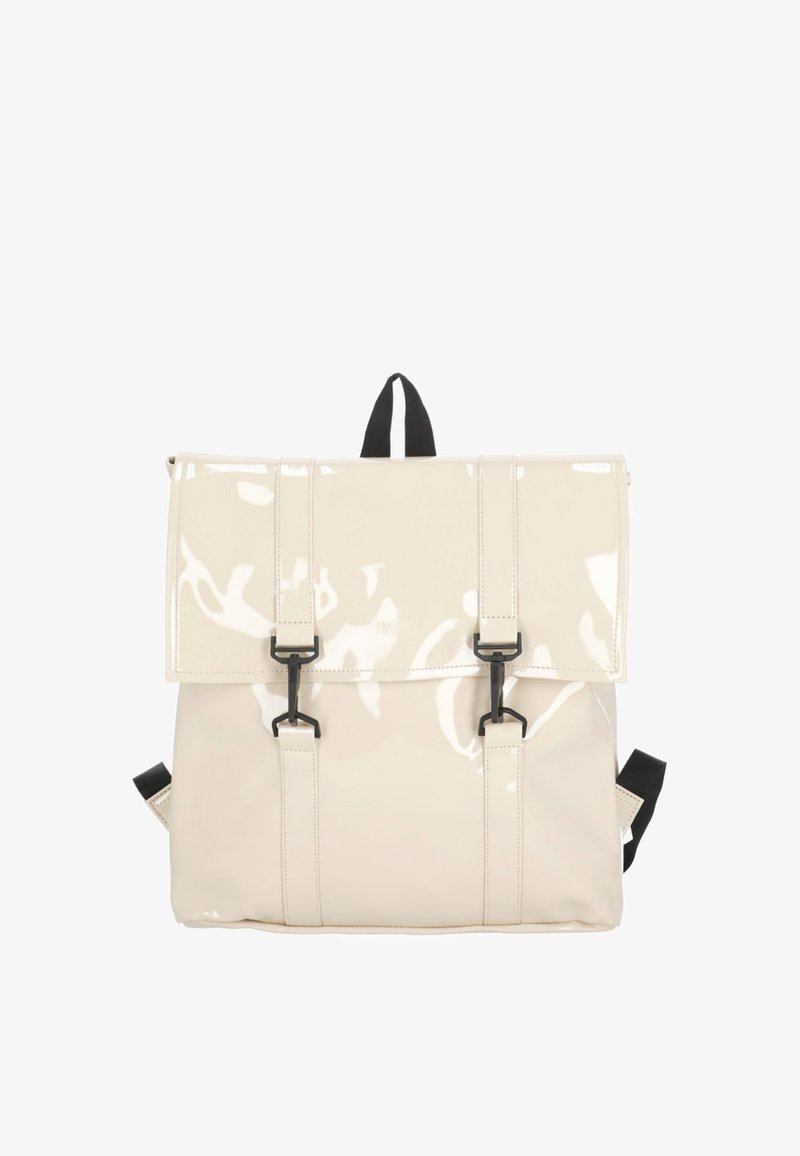 Mochila brillante de color crema con dos cierres de gancho negros, correas ajustables y asa superior para llevar.