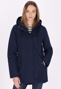 Jachetă parka de culoare albastru marin, cu glugă, fermoar frontal și buzunare cu capse. Fabricată dintr-un material neted, rezistent la intemperii, cu accente de șnur.