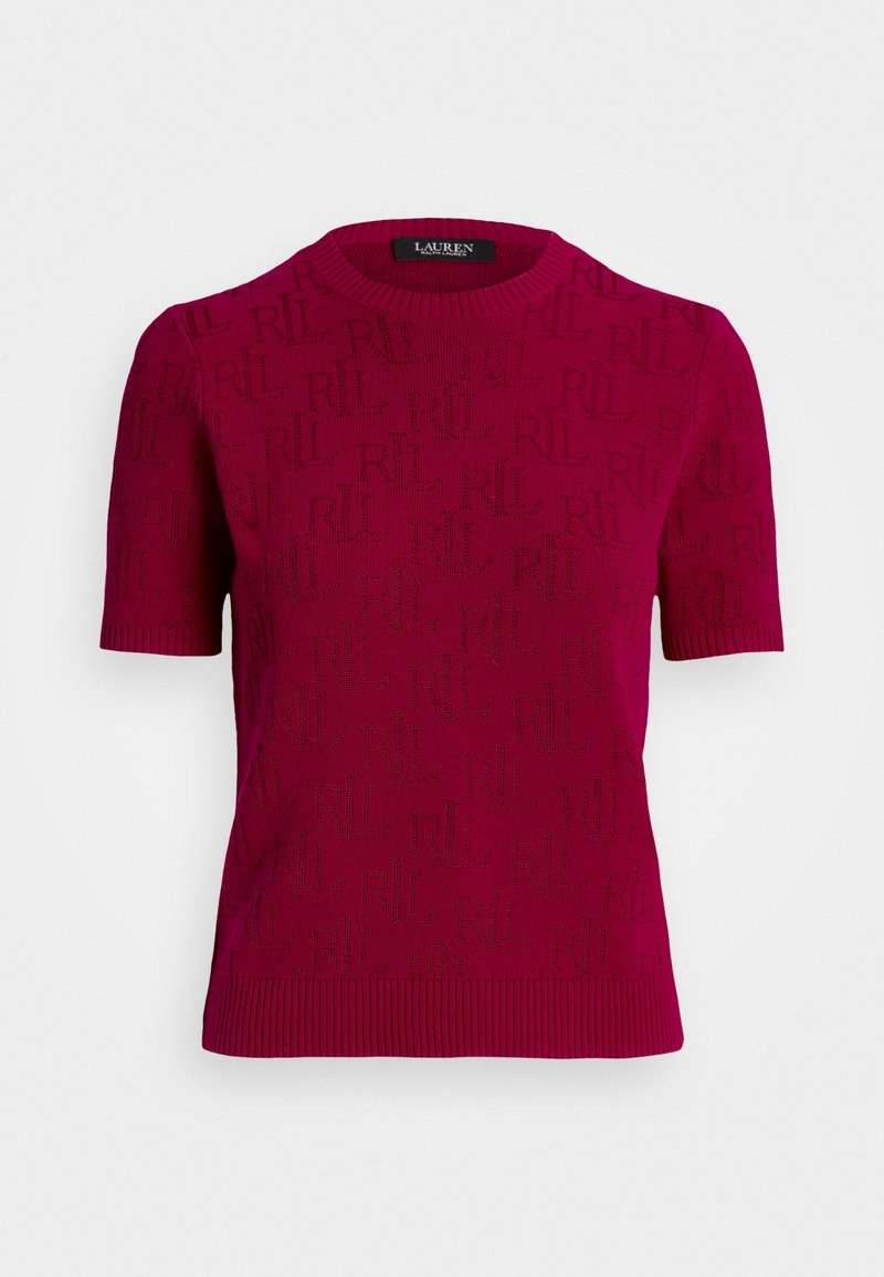 Magenta stickad tröja med korta ärmar, med ett mönster av upphöjda logotyper över hela tyget. Ribbad halsringning och nederkant ger struktur och detalj.