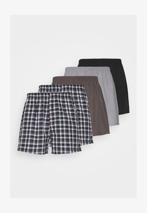 Set di quattro paia di boxer: uno a scacchi in blu navy, bianco e rosso; tre colori solidi—marrone, grigio e nero. Vita elastica, materiale in cotone.
