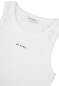 Valge ribaga top ringkaelusega. Kaeluse küljes on musta värviga silt "OH APRIL". Minimalistlik disain, pehme tekstuur.
