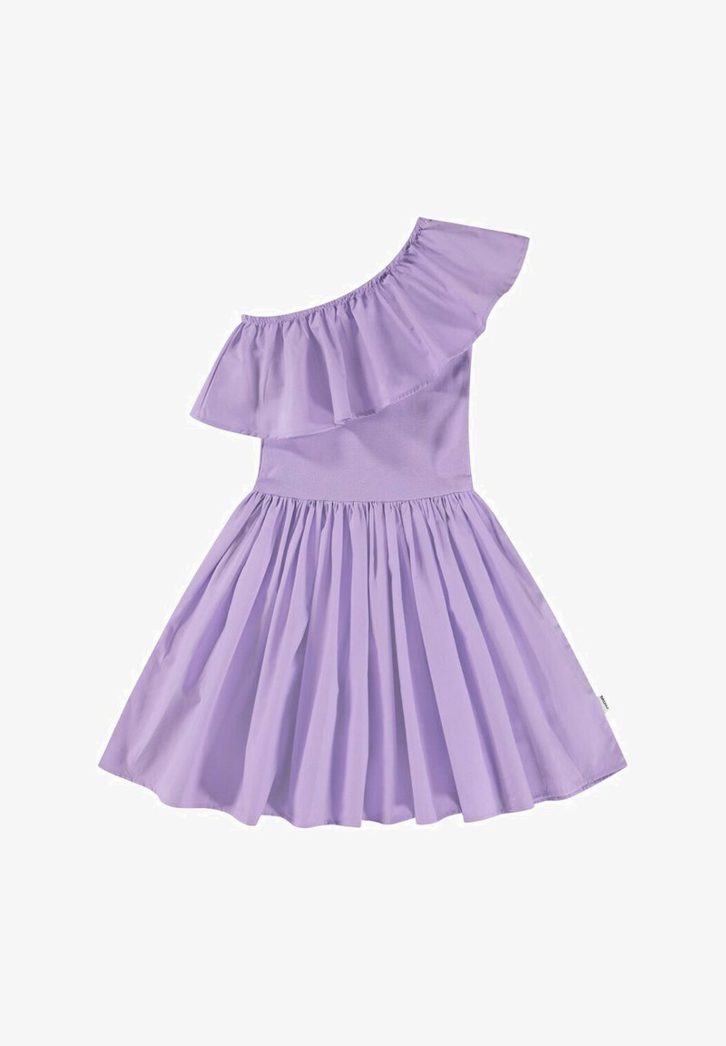Violet mekko yhdellä olkaimella, jossa on röyhelökaulus, tiukka vartalonmyötäinen yläosa ja levenevä hame, jossa on ryppyinen texture. Sujuva kangas, kevyt muotoilu.