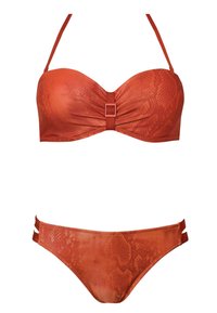 Czerwony bikini w wężowy wzór z fiszbinami i regulowanymi ramiączkami. Góra bikini ma kwadratowy akcent na środku, a dół posiada wycięcia po bokach.