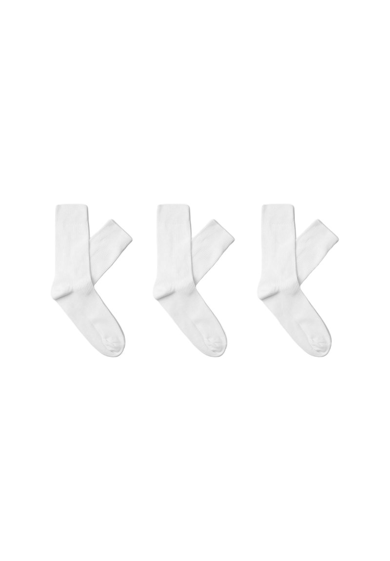 Calcetines de algodón blancos con textura acanalada, de longitud estándar hasta la pantorrilla y sin patrones ni acentos visibles, dispuestos en un grupo de tres.