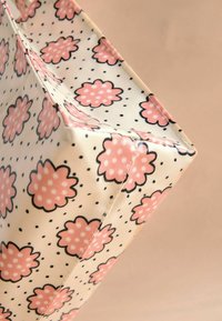 Rosa Blumentaschenmuster mit Punkten auf einem cremefarbenen Hintergrund, aus strapazierfähigem Stoff gefertigt, mit scharfen Kanten und sauberen Nähten.