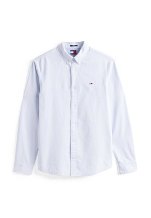 Chemise bleu clair à boutons avec un col classique, des manches longues et un petit logo sur la poitrine gauche. Fabriquée en coton avec une texture douce.