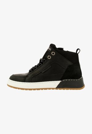 Baskets montantes noires avec un mélange de cuir et de mesh, semelle intermédiaire blanche et semelle extérieure en caoutchouc clair. Des œillets sont visibles.