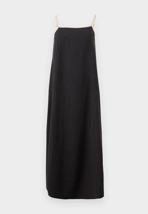 Sort ærmeløs kjole med en lige silhuet, der har tynde stropper og et glat, tekstureret stof. Enkel desain, uden mønstre eller accenter.