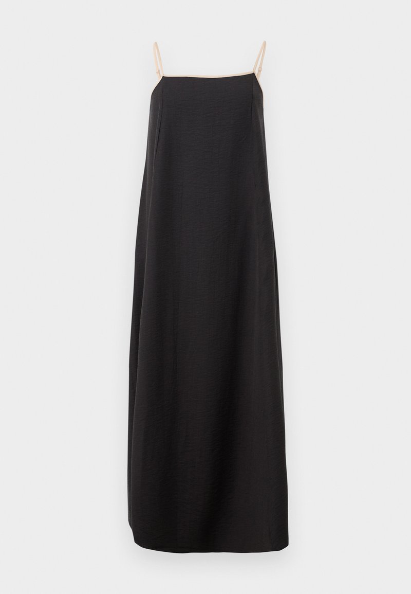 Zwarte mouwloze jurk met een rechte silhouet, voorzien van dunne bandjes en een gladde, gestructureerde stof. Eenvoudig design, zonder patronen of accenten.