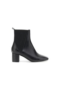 Botines negros con punta afilada, paneles laterales elásticos y un tacón grueso. Material de cuero suave con acabado mate.