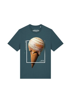 Dunkelgrünes T-Shirt mit einer Grafik eines Eistütchens, auf dem ein schmelzender Planet Jupiter in einem weißen quadratischen Rahmen zu sehen ist.