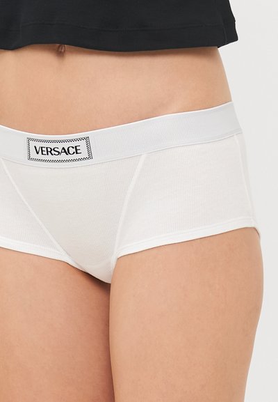 Witte katoenen slipjes met een geribbelde textuur, voorzien van een elastische tailleband met logo in het wit. Het ontwerp is een klassieke boxerbriefstijl.
