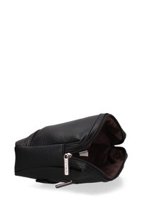 Borsa a mano nera in pelle con texture a grana, chiusura con zip e fodera interna marrone. Forma compatta e rettangolare con cuciture laterali.