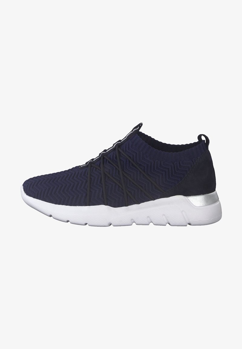 Baskets bleu marine sans lacets avec dessus en maille texturée, lacets élastiques noirs, semelle blanche épaisse et accent argenté au talon.