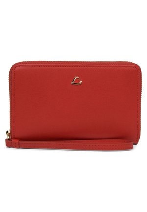 Portefeuille en cuir rouge avec une texture lisse, fermeture éclair et accent de logo doré. Il dispose d'une sangle pour le poignet pour un transport facile.