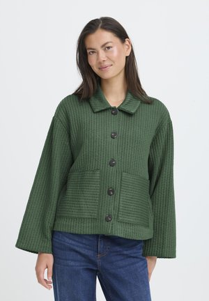 Grüne wattierte Jacke mit Kragen, Vorderknöpfen und zwei großen Taschen. Sie hat eine gerippte Textur und weite Ärmel.
