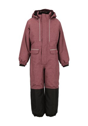 Rode en zwarte geïsoleerde overall voor de sneeuw. Gemaakt van textuurstof met een capuchon, elastische manchetten en meerdere zakken voor opbergruimte.